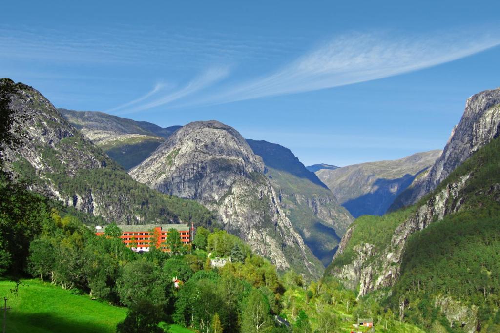 vistas a un valle con montañas en el fondo en Stalheim Hotel, en Stalheim