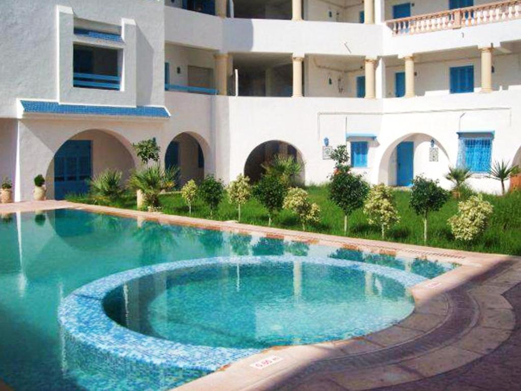 Poolen vid eller i närheten av One bedroom appartement at Akouda 200 m away from the beach with shared pool and enclosed garden