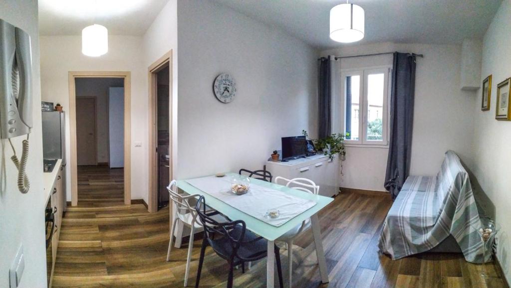 a kitchen and dining room with a table and chairs at Appartamento Mad in Cefalù