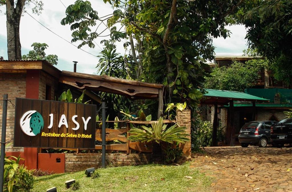 un panneau indiquant un restaurant jassy en face d'un bâtiment dans l'établissement Jasy Hotel, à Puerto Iguazú