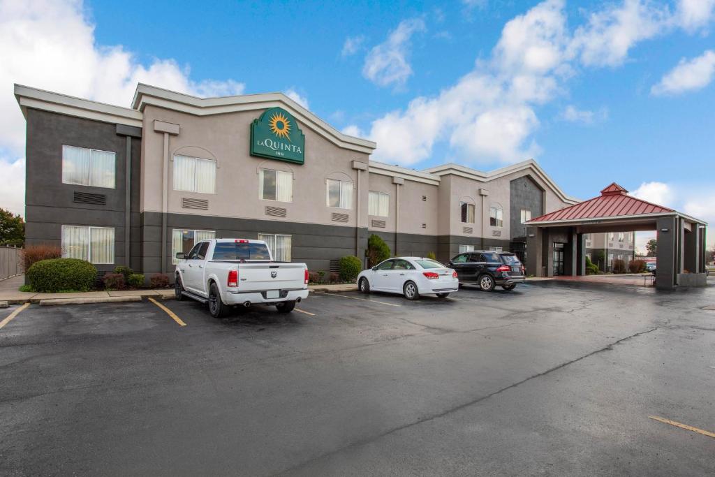 un hotel con coches estacionados en un estacionamiento en La Quinta Inn by Wyndham Decatur Alabama en Decatur