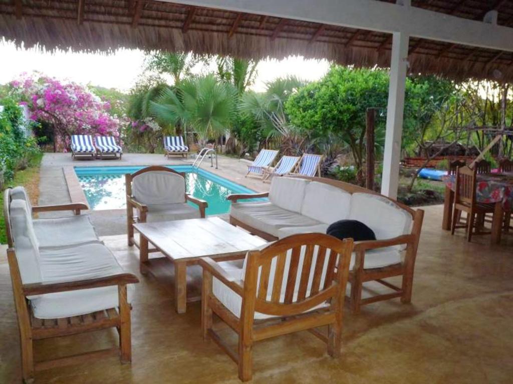 בריכת השחייה שנמצאת ב-2 bedrooms bungalow with sea view shared pool and enclosed garden at Andilana או באזור