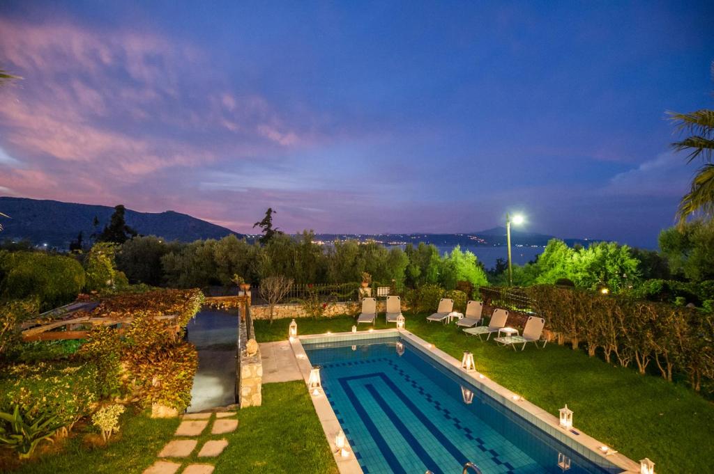 カリヴェスにあるSea view villa Manolis with private pool near the beachのギャラリーの写真