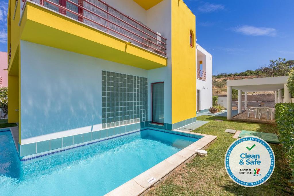 Bazén v ubytování Villa 14 Marina de Albufeira nebo v jeho okolí
