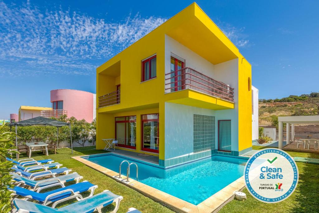 Bazén v ubytování Villa 14 Marina de Albufeira nebo v jeho okolí