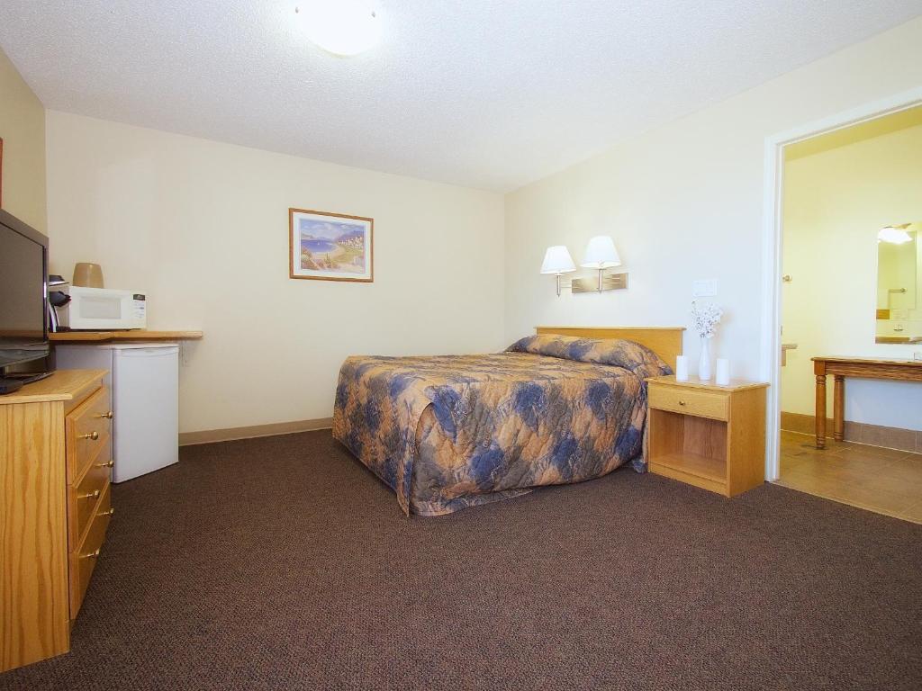 Postel nebo postele na pokoji v ubytování Best Maple Inn - Drayton Valley