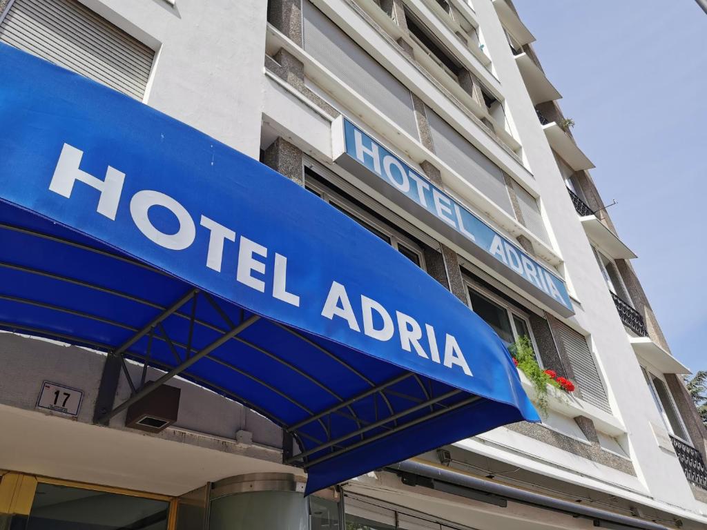 een hotel adria bord aan de zijkant van een gebouw bij Hotel Adria in Bolzano