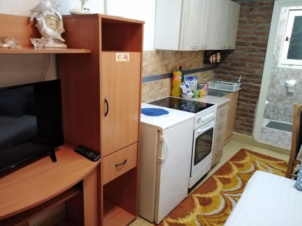 Kuchyň nebo kuchyňský kout v ubytování Apartmani Odmor i Mir