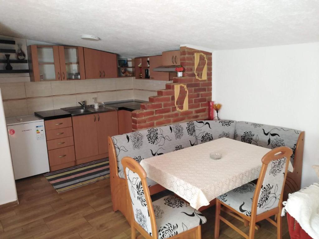 Kuchyň nebo kuchyňský kout v ubytování Apartmani Odmor i Mir