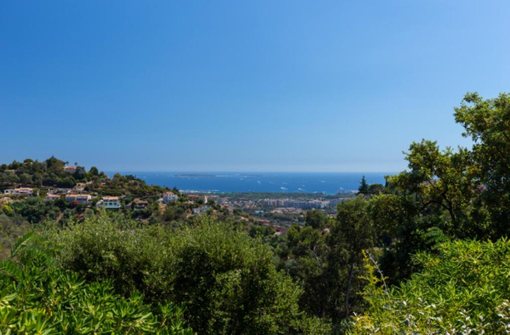 Independant Appartment - Beautiful Sea View and peaceful - Near Cannes
