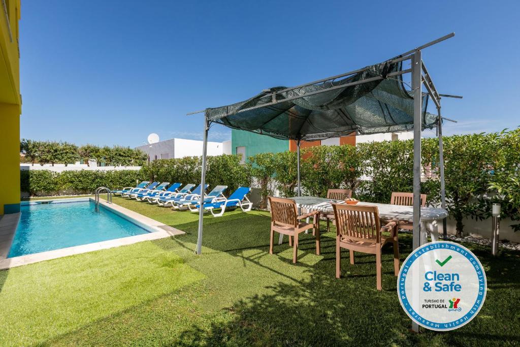 Bazén v ubytování Villa 14 Marina de Albufeira nebo v jeho okolí