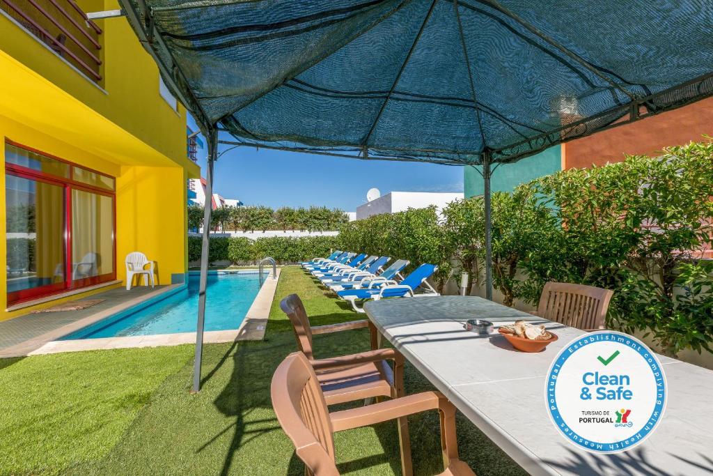 Bazén v ubytování Villa 14 Marina de Albufeira nebo v jeho okolí