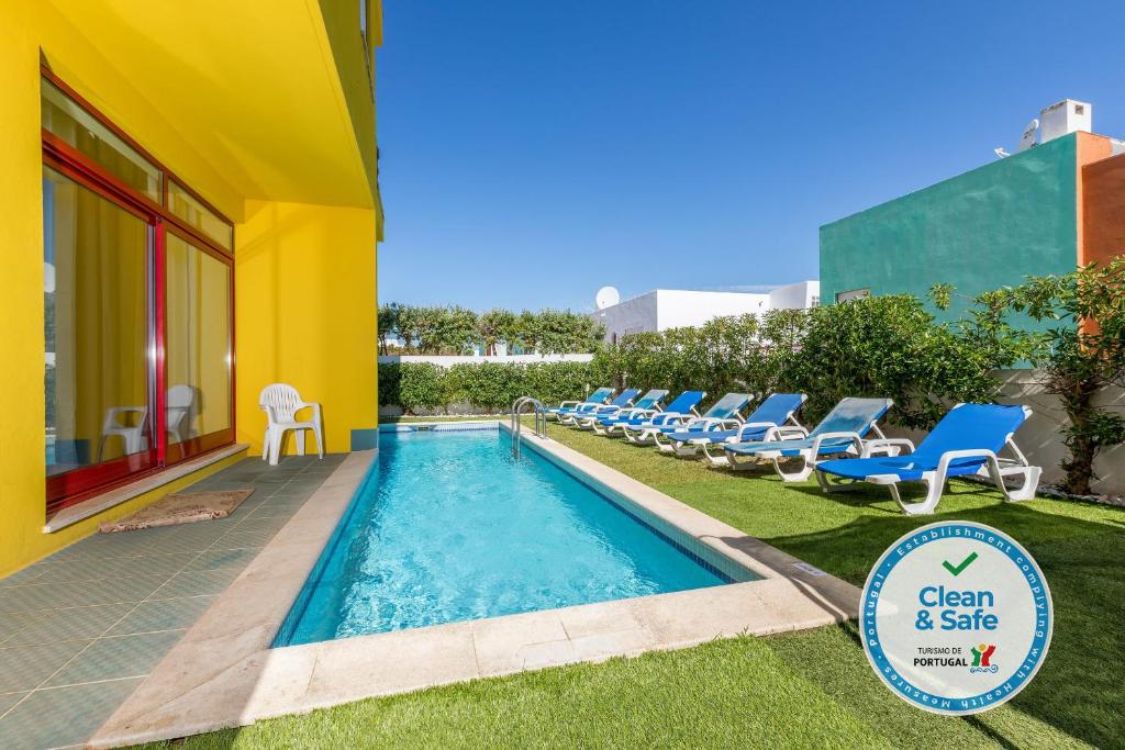 Bazén v ubytování Villa 14 Marina de Albufeira nebo v jeho okolí