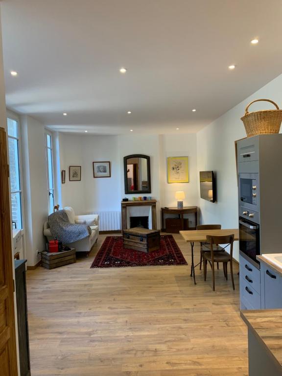 sala de estar con cocina y mesa en CHEZ PAUL, en Honfleur