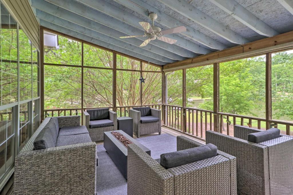 Χώρος καθιστικού στο Lakefront House with Private Dock and Fire Pit!