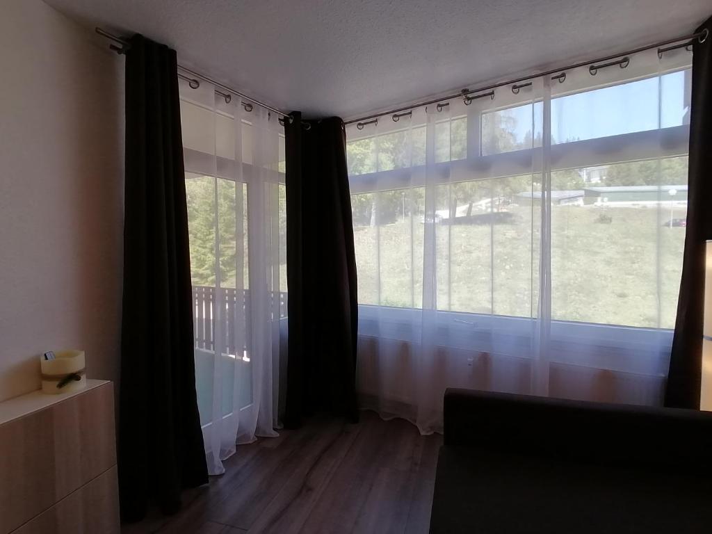 Postel nebo postele na pokoji v ubytování Ferienwohnung am Schluchsee mit Balkon & Pool
