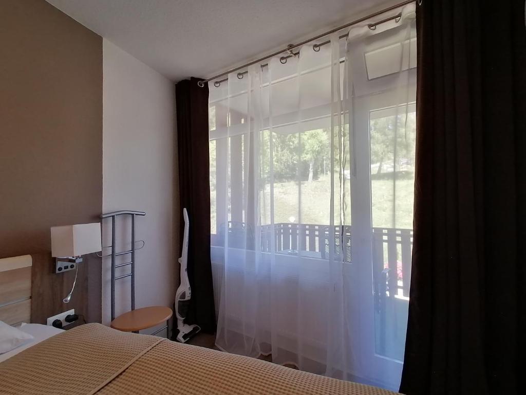 Postel nebo postele na pokoji v ubytování Ferienwohnung am Schluchsee mit Balkon & Pool