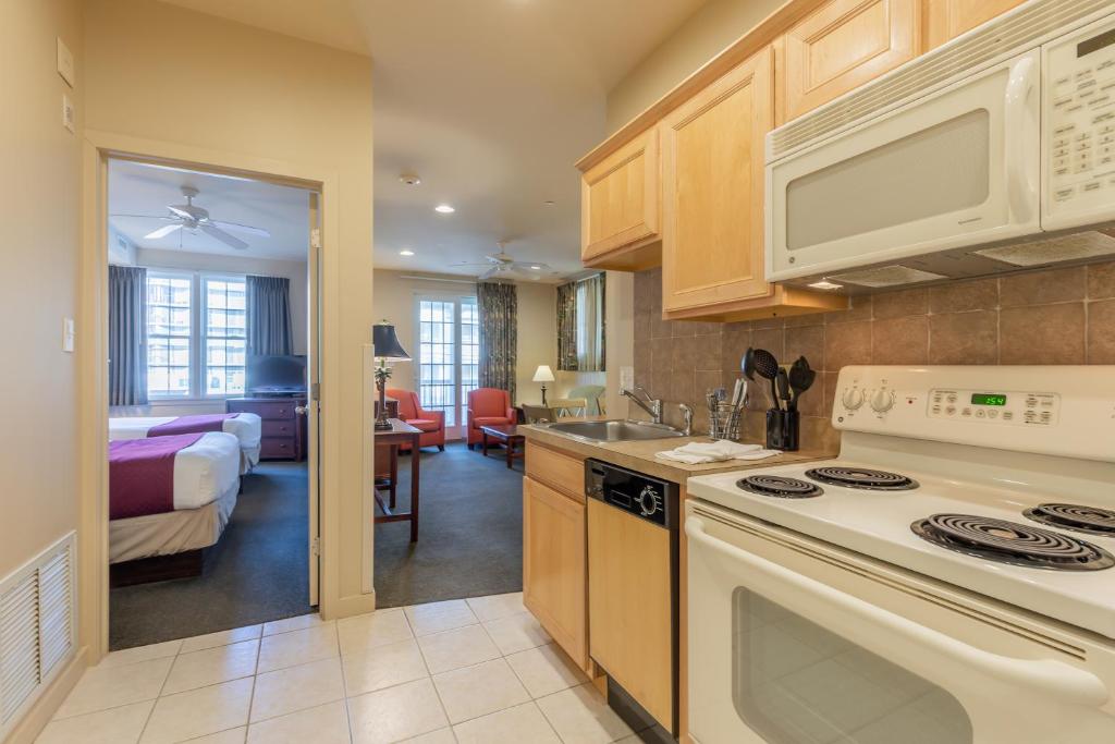 Kuchyň nebo kuchyňský kout v ubytování Ebb Tide Suites