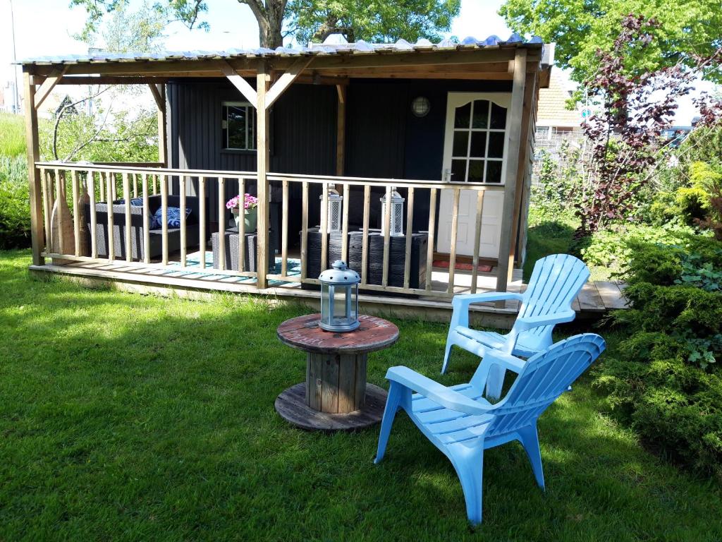 Κήπος έξω από το Tinyhouse NATUURHUISJE met veranda Bij de Molen tussen Alkmaar en Hoorn