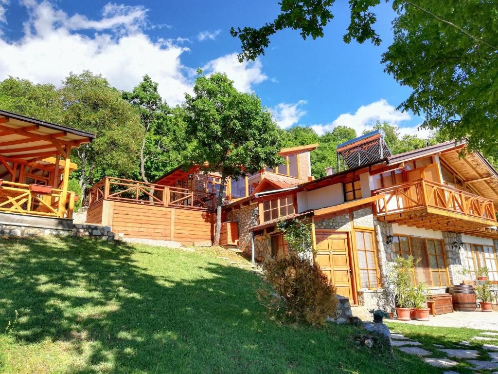 una casa de madera con terraza y patio en Paradise Nest, en Ohrid
