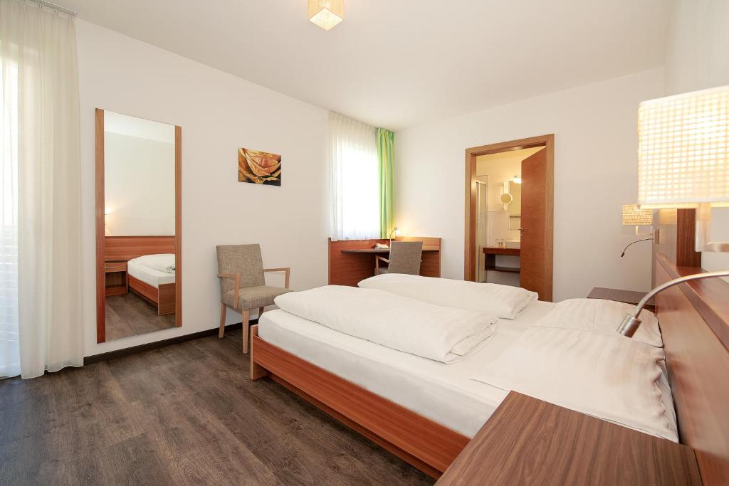 Postel nebo postele na pokoji v ubytování Gasthof Hotel Terzer