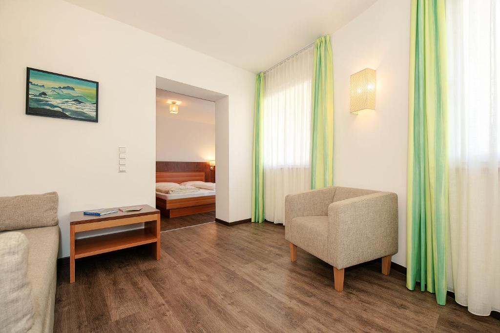 Postel nebo postele na pokoji v ubytování Gasthof Hotel Terzer