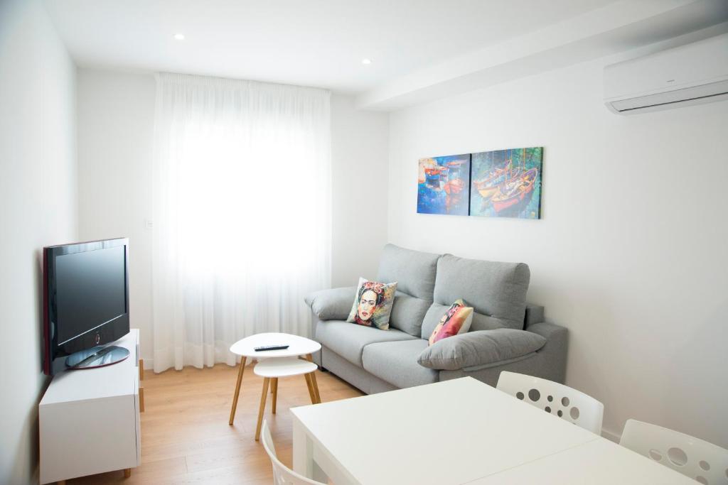 A seating area at L2 Apartamento O Grove Centro 2 hab con Aire Ac Parking