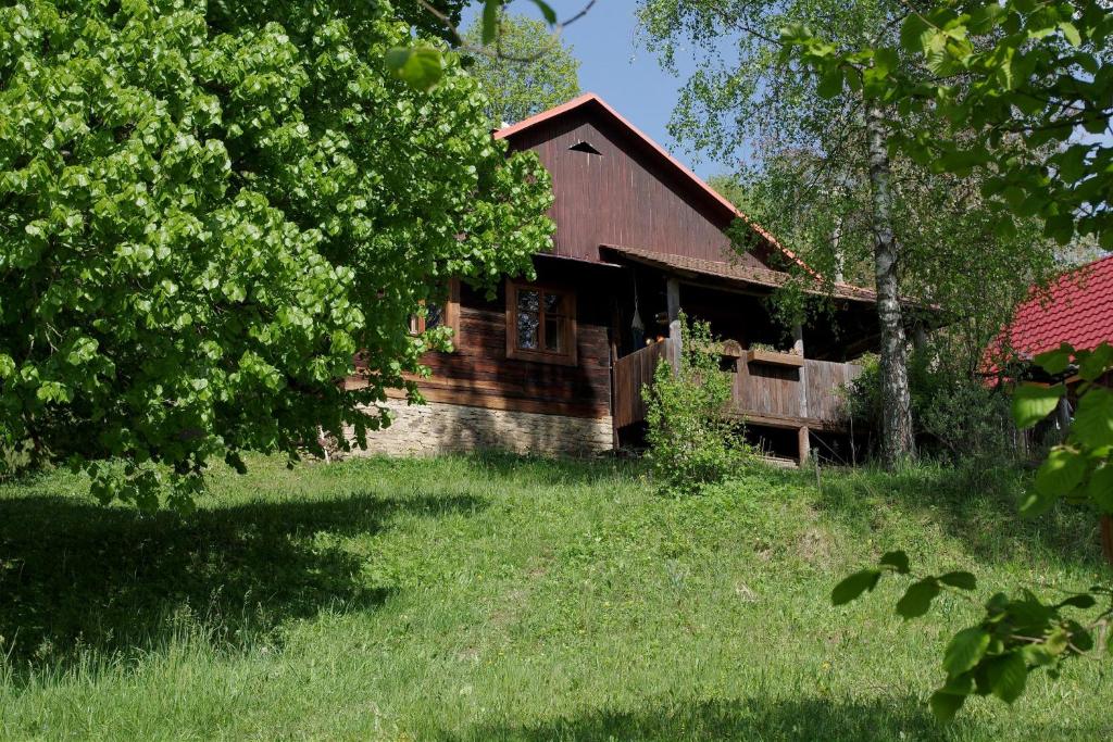 an old wooden house in the middle of a field at Chalupa Na Košáře in Valašská Senice