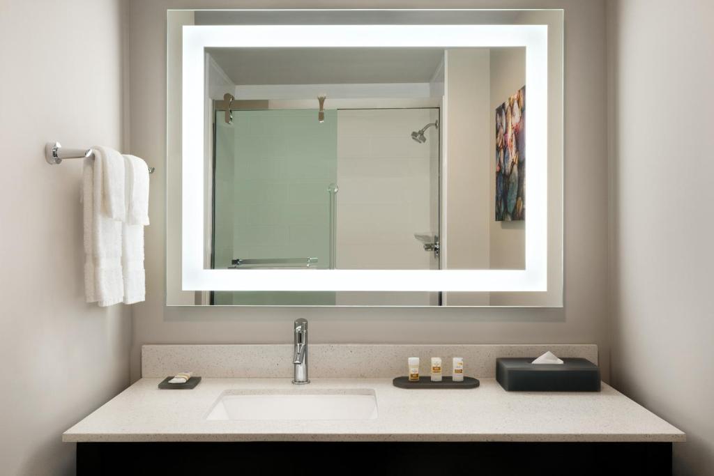 La Quinta Inn & Suites by Wyndham Burlington photo