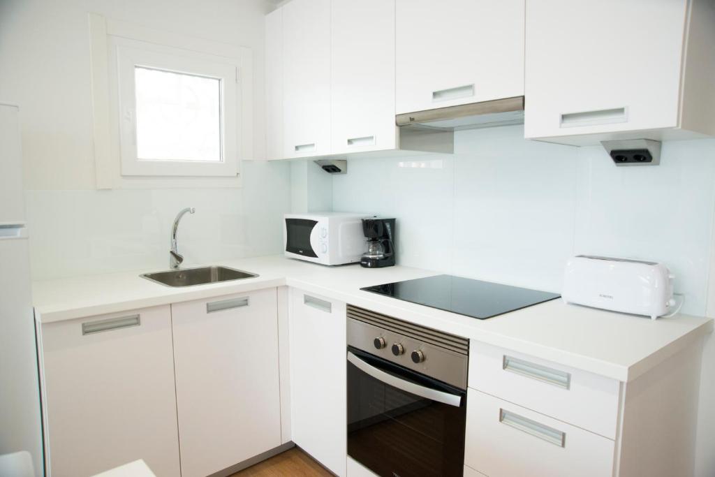 A kitchen or kitchenette at L2 Apartamento O Grove Centro 2 hab con Aire Ac Parking