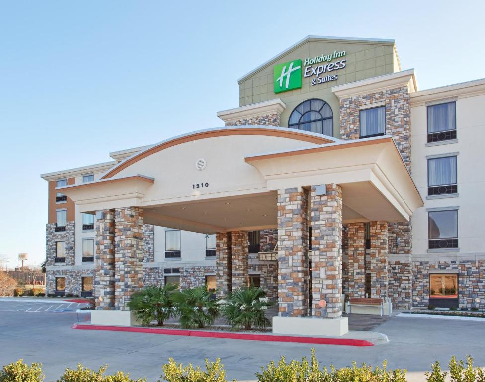 rysunek przedniej części budynku hotelowego w obiekcie Holiday Inn Express Hotel & Suites Dallas South - DeSoto, an IHG Hotel w mieście DeSoto