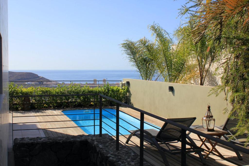 vista sulla piscina con tavolo e sedia di Luxury villa in Costa Adeje + pool ad Adeje
