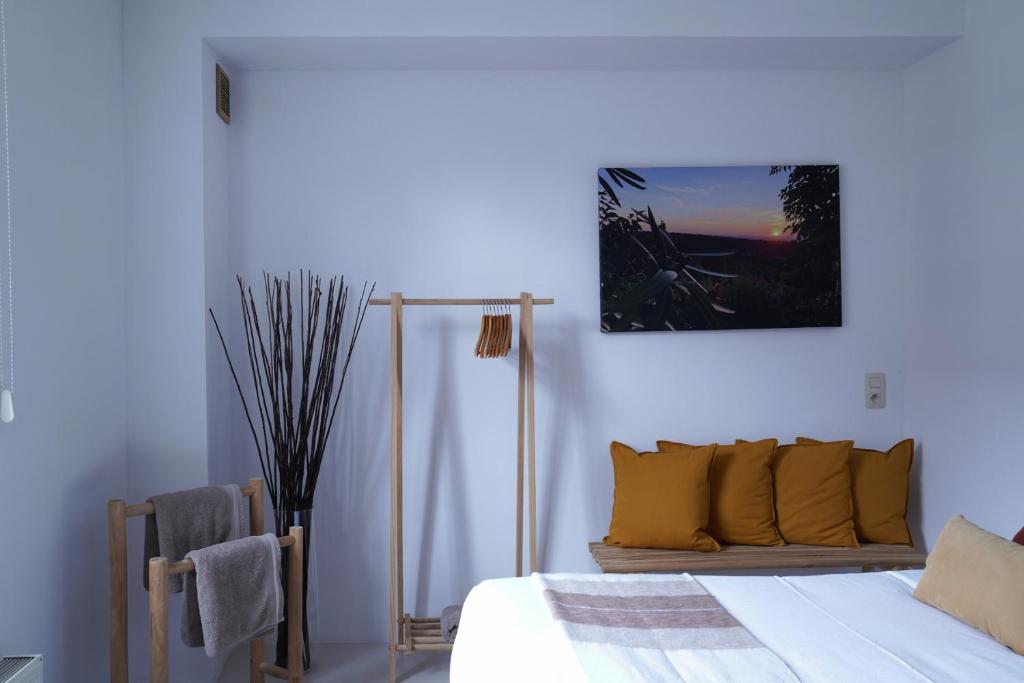 Postel nebo postele na pokoji v ubytování Well-situated and Comfortable Home