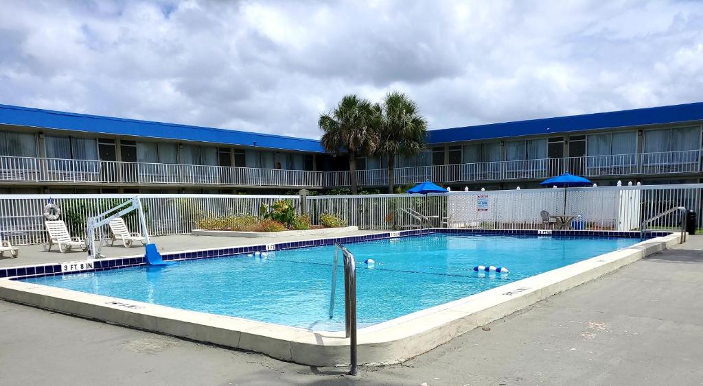 Bazén v ubytování Days Inn by Wyndham Titusville Kennedy Space Center nebo v jeho okolí