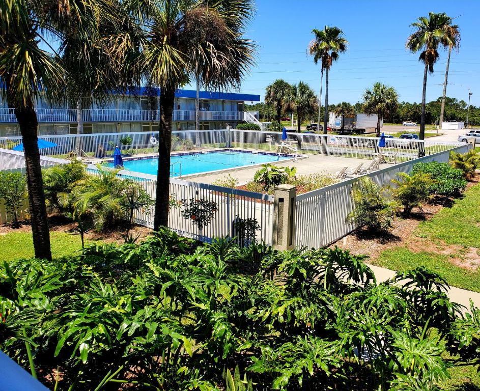Bazén v ubytování Days Inn by Wyndham Titusville Kennedy Space Center nebo v jeho okolí