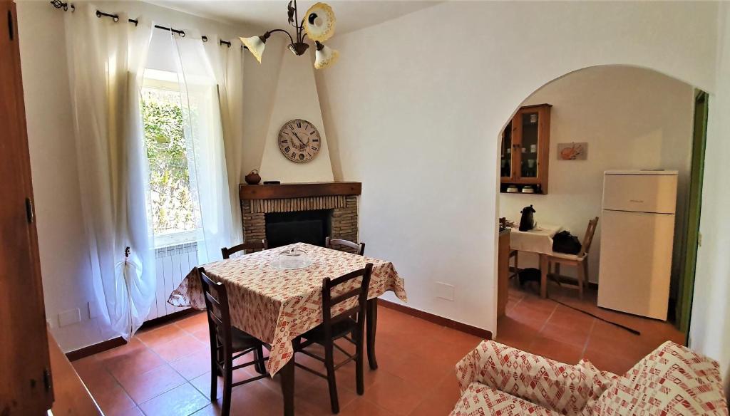une salle à manger avec une table et une cheminée dans l'établissement Appartamento al Borgo, à Ronciglione