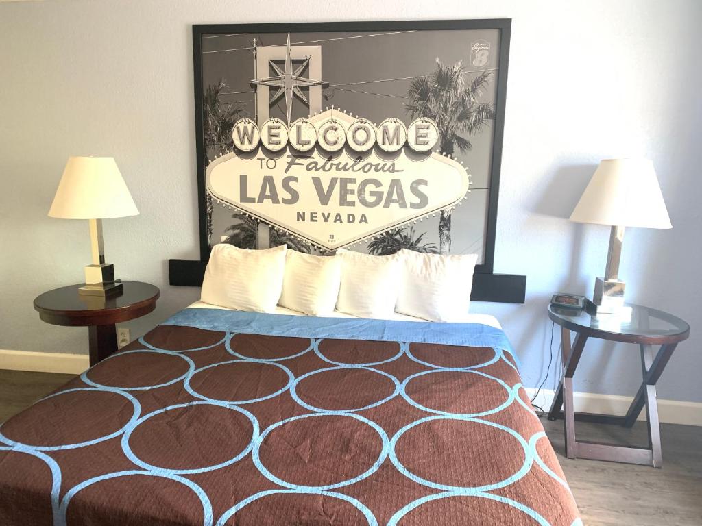 Postel nebo postele na pokoji v ubytování Super 8 by Wyndham Las Vegas North Strip/Fremont St. Area