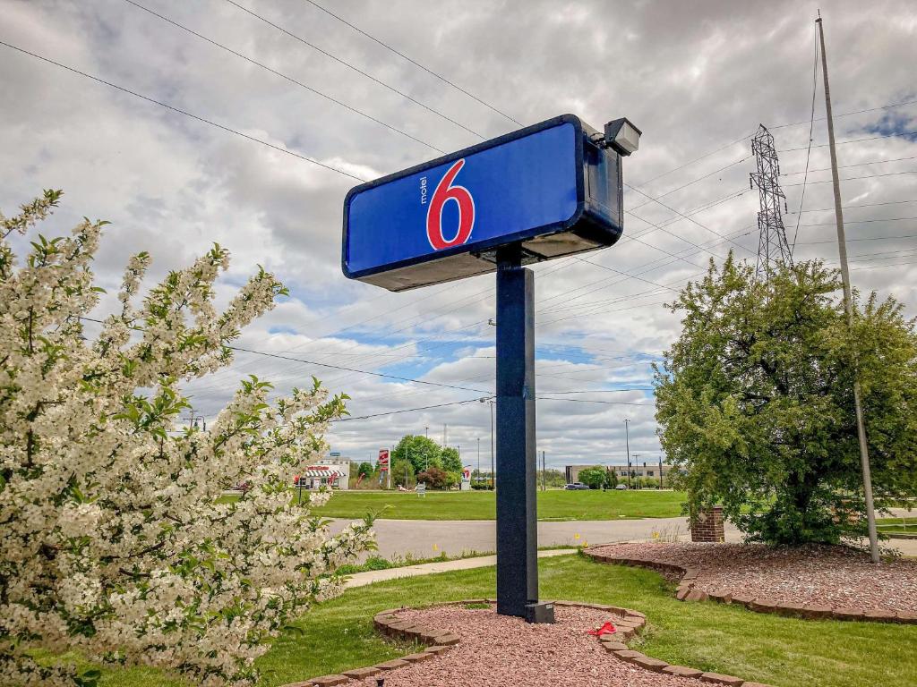 Un cartello blu con il numero sei su un palo di Motel 6 Elkhart a Elkhart