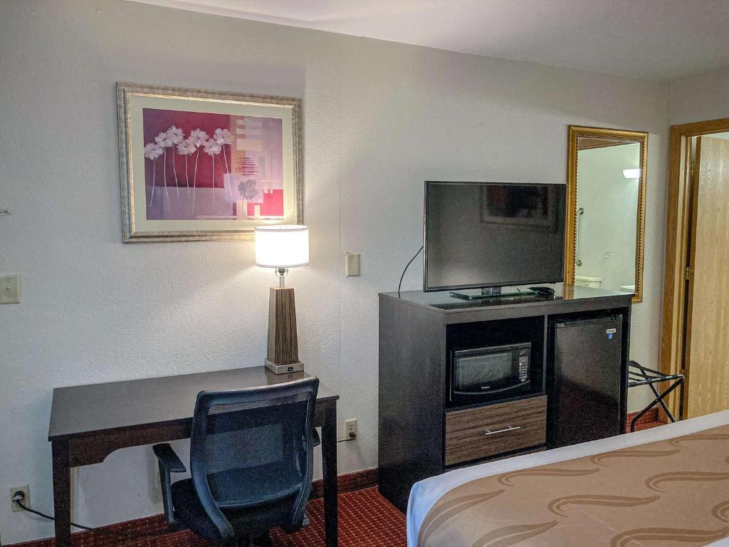 TV a/nebo společenská místnost v ubytování Motel 6 Elkhart, IN