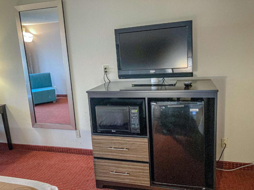 TV a/nebo společenská místnost v ubytování Motel 6 Elkhart, IN