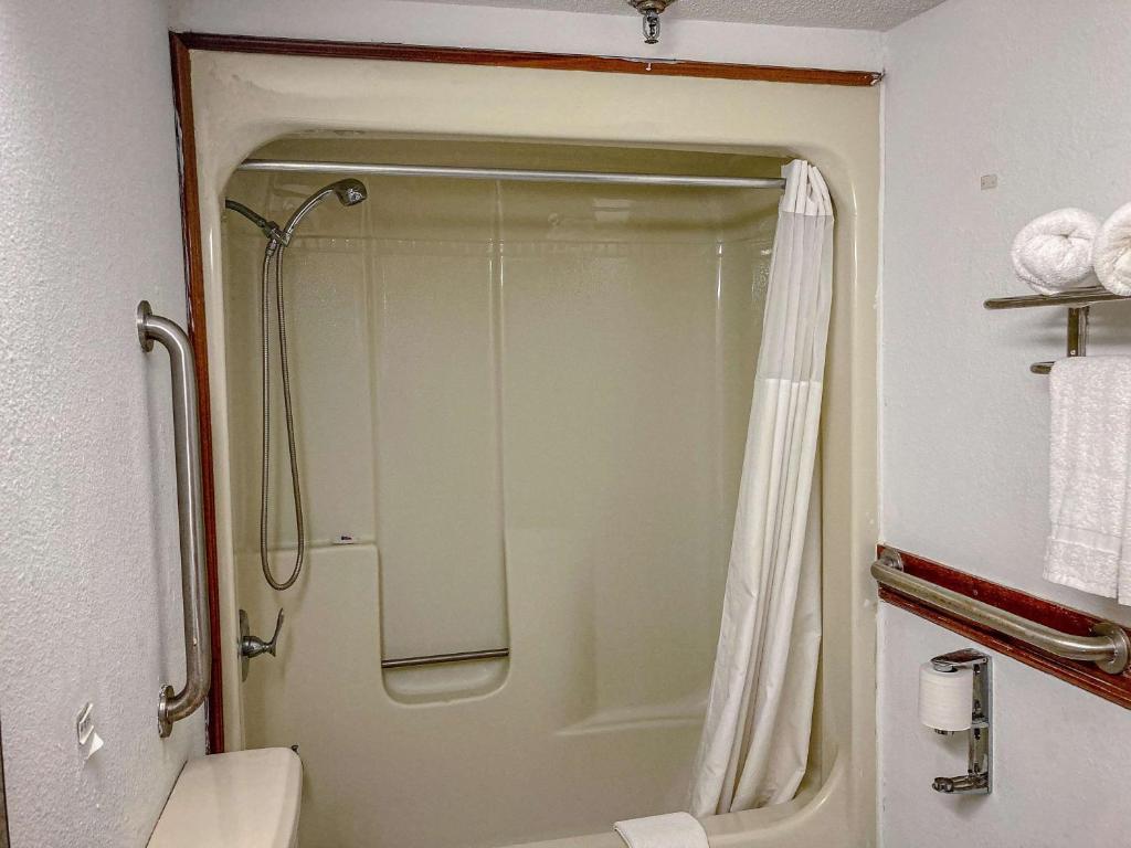 Koupelna v ubytování Motel 6 Elkhart, IN