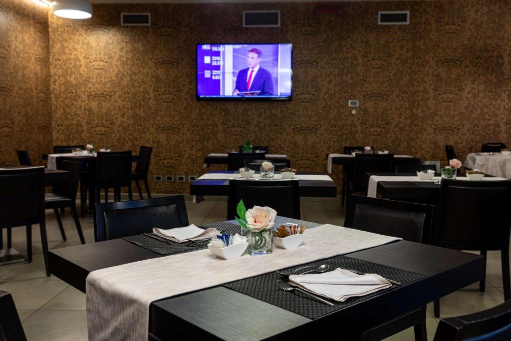 TV a/nebo společenská místnost v ubytování Best Western Plus Hotel Monza e Brianza Palace