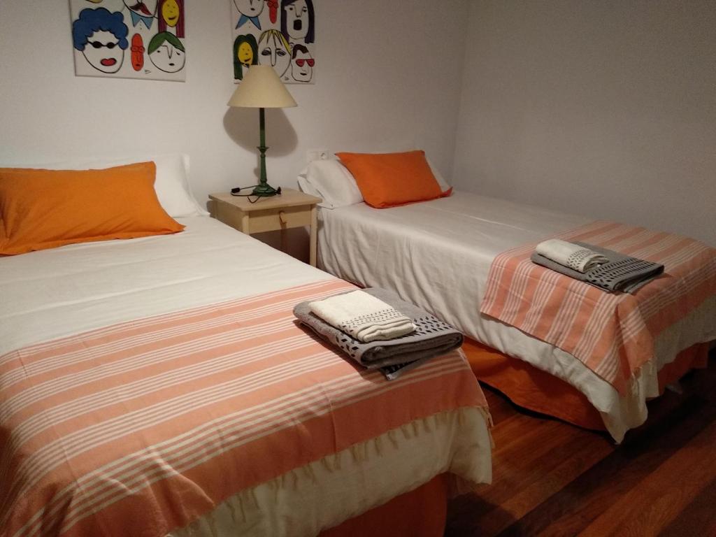 two beds sitting next to each other in a room at Apartamento en Primera Linea in Porto do Son