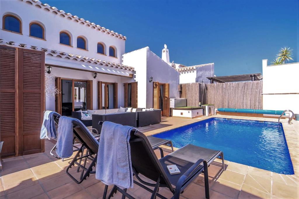 Lo Mendigoにある4 bedrooms villa with private pool furnished garden and wifi at Murciaのスイミングプール、パティオ家具が備わるヴィラです。