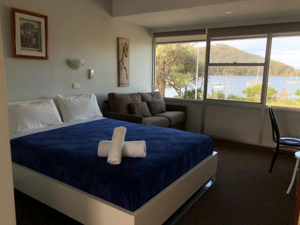 Posteľ alebo postele v izbe v ubytovaní Ettalong Beach motel