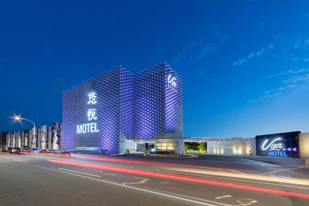 Blick auf ein Hotel in der Nacht mit Lichtern in der Unterkunft Uya Motel in Xinwu