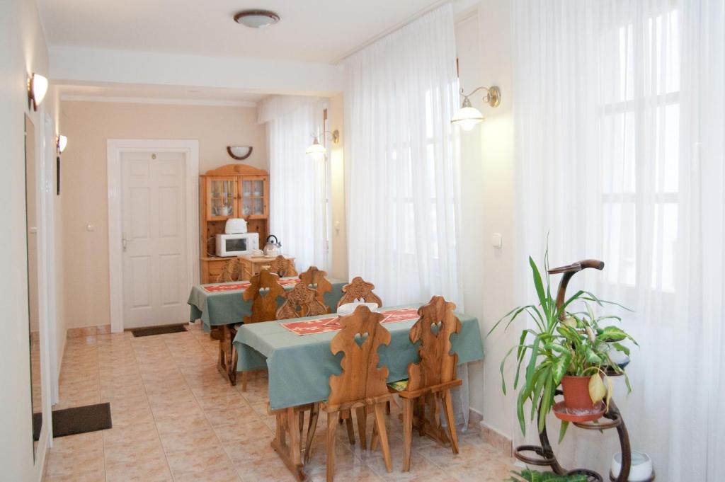 Reštaurácia alebo iné gastronomické zariadenie v ubytovaní Apartments Yowan