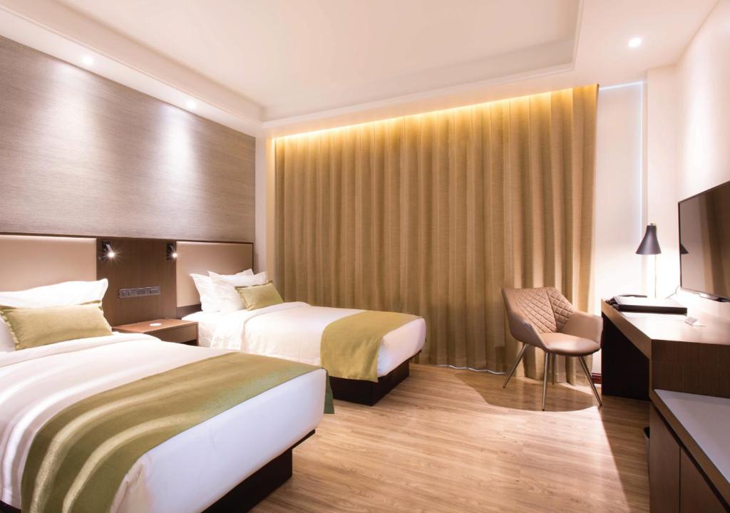Postel nebo postele na pokoji v ubytování The Marison Hotel
