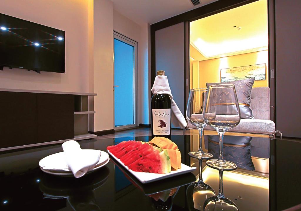 TV a/nebo společenská místnost v ubytování The Marison Hotel