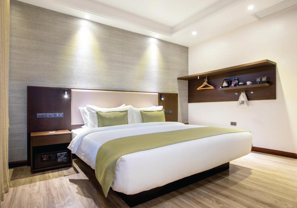 Postel nebo postele na pokoji v ubytování The Marison Hotel